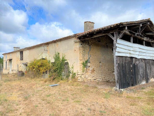 Grange avec ancienne maison sur plus de 7000m2 de terrain avec bois - photo 10