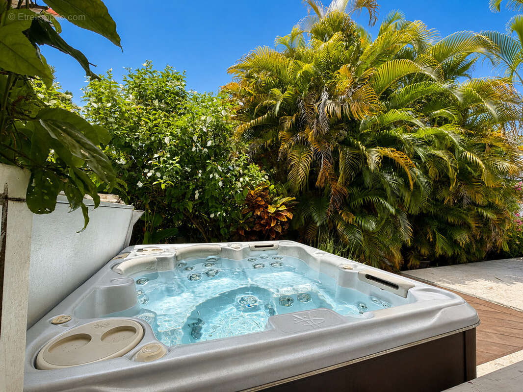 Exclusivité   coup de cœur  villa f5 de 161m2 avec piscine et jacuzzi à la grippière, petit-bourg - photo 15