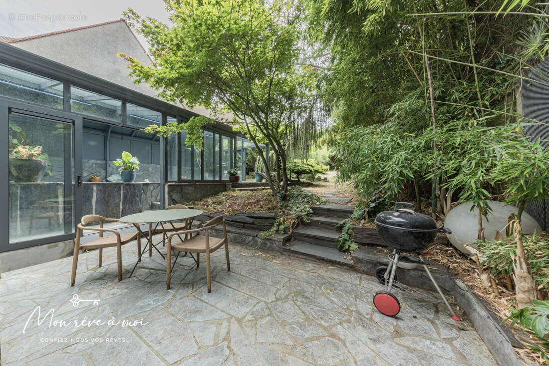 Maison de 168m2 lumineuse et au calme avec piscine, jardin et parkings - photo 15