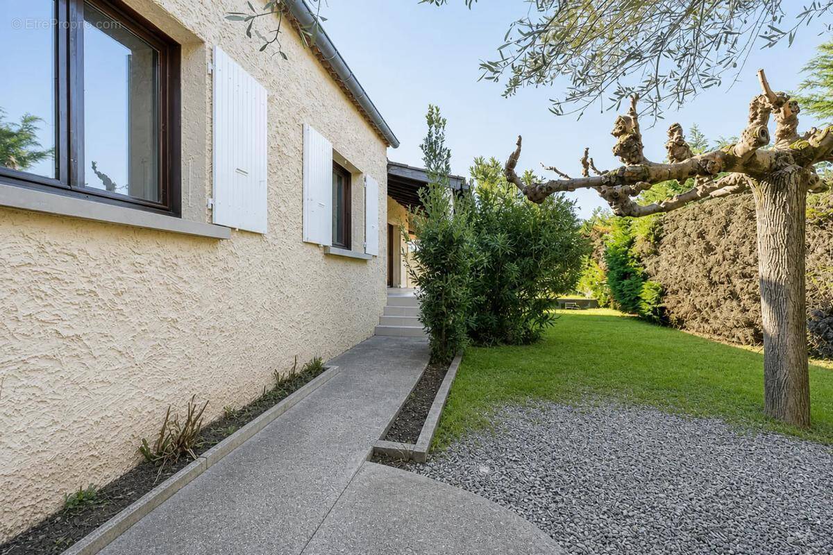 Maison à ENTRAIGUES-SUR-LA-SORGUE