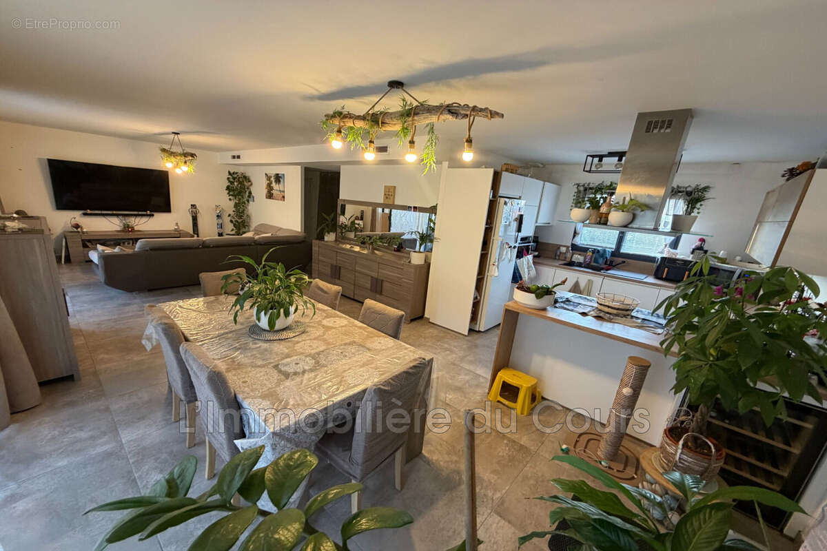 Maison à SAINT-MITRE-LES-REMPARTS