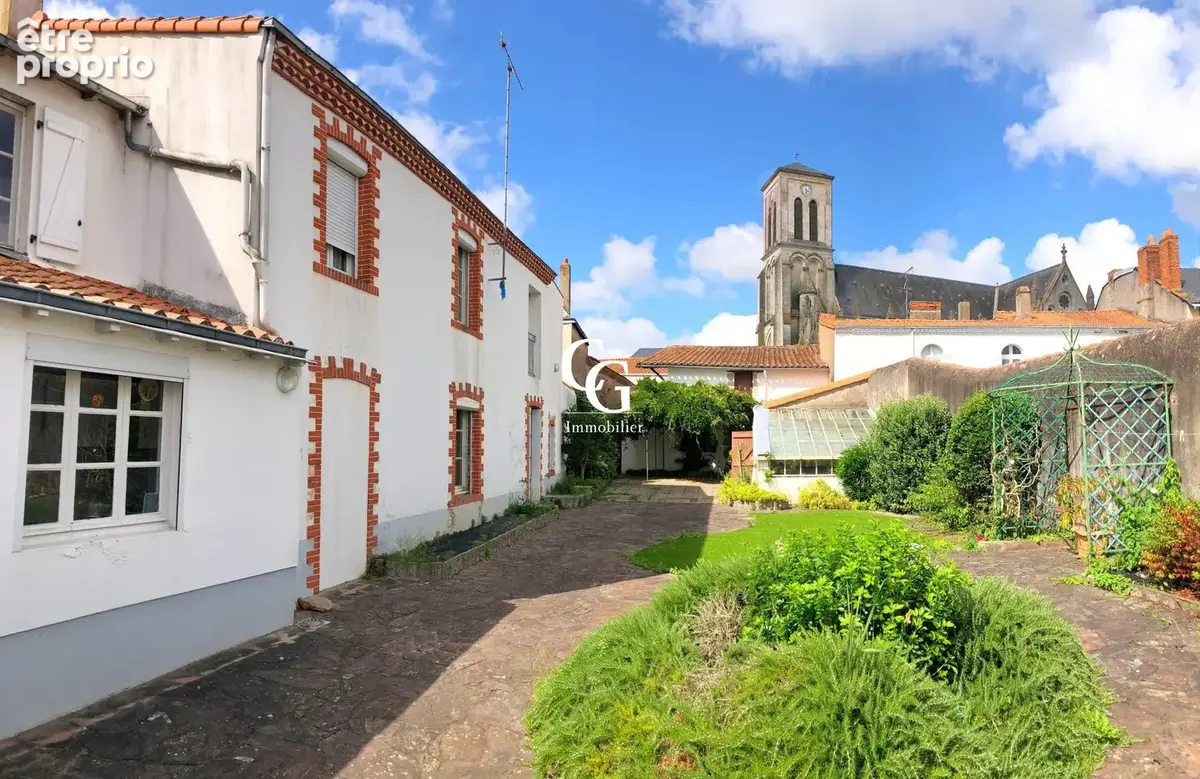 Maison 11 pièces 242 m² à vendre à Vieillevigne (44116) - photo 2