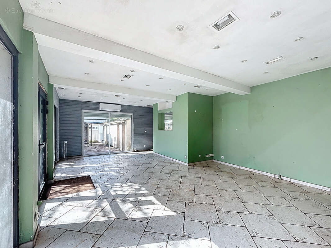 Commerce à FONTAINEBLEAU