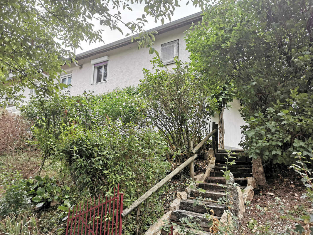 Maison à SERRIERES-DE-BRIORD