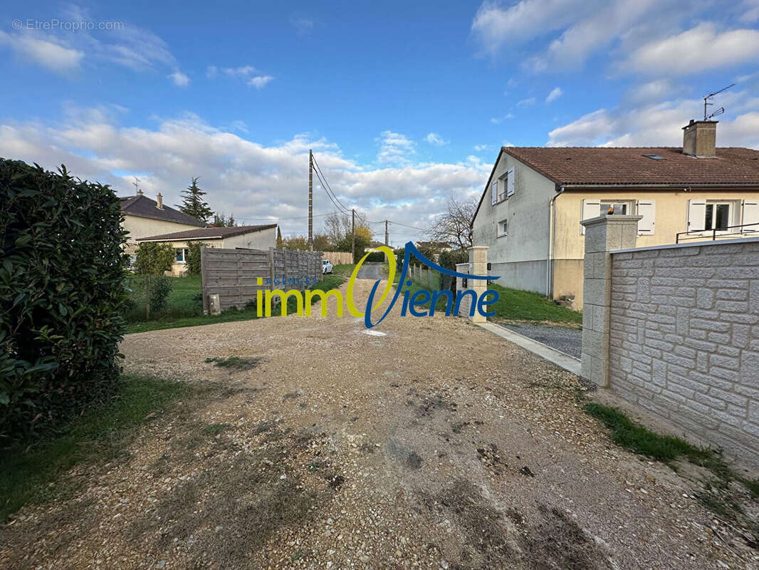 Terrain à ROCHES-PREMARIE-ANDILLE