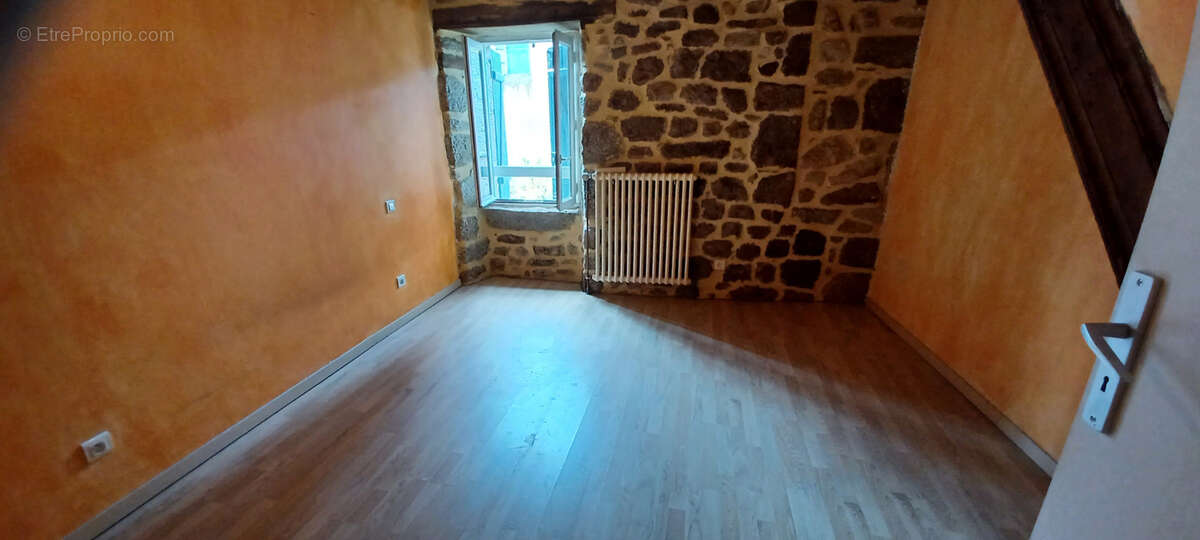 Maison à ENTRAYGUES-SUR-TRUYERE