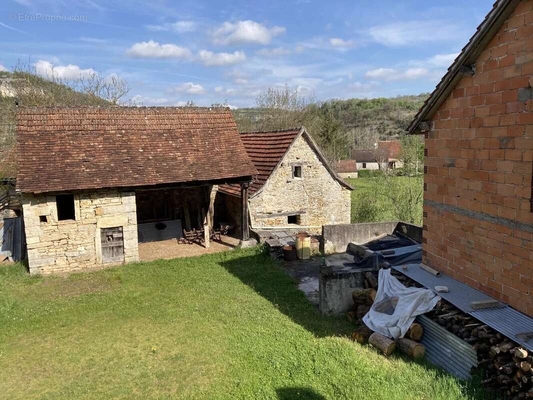 Unique dans le secteur de la vallée du Célé : magnifique ancienne ferme avec pigeonnier à rénover entièrement, située sur un ter - photo 11