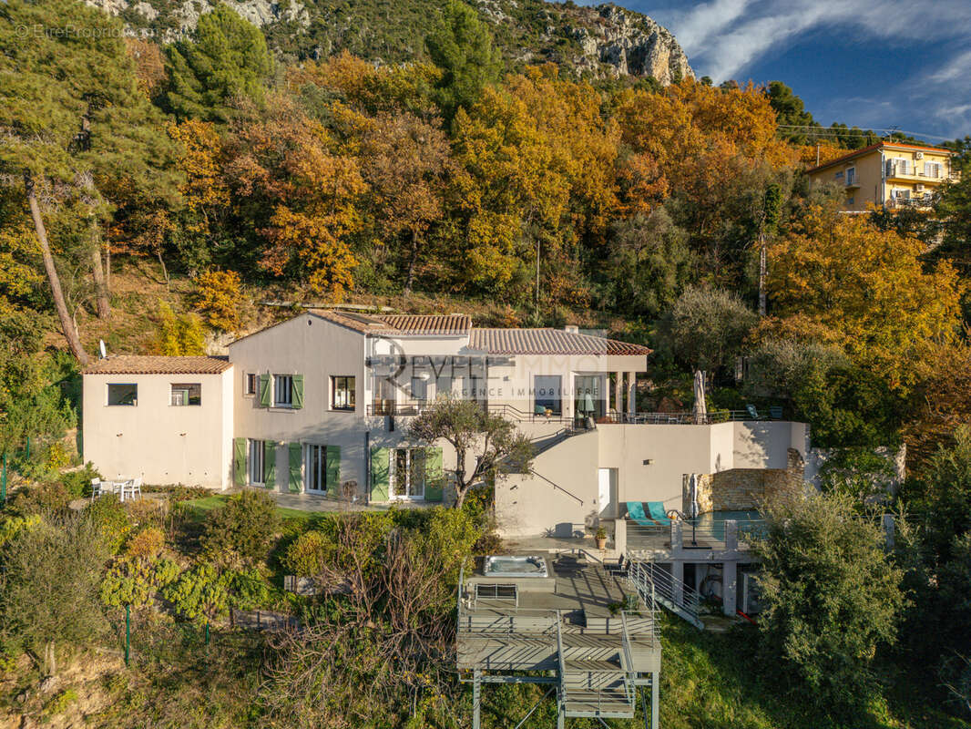 Maison à CASTAGNIERS