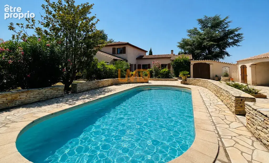 Propriété T5 avec piscine, parc, garages - photo 2