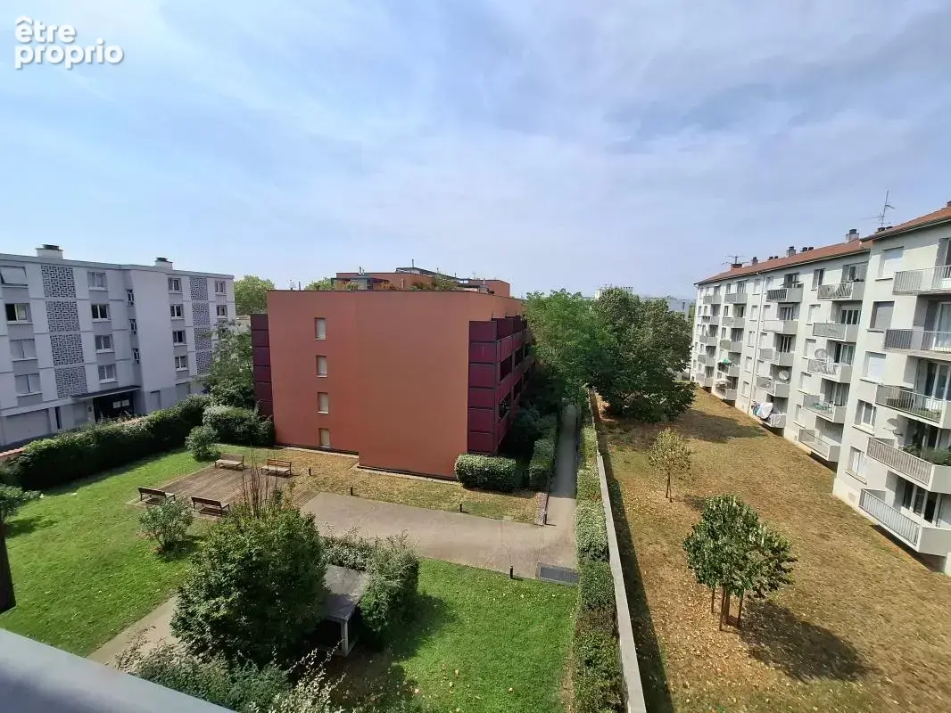 A VENDRE T2 récent + garage Vénissieux Parilly - photo 3