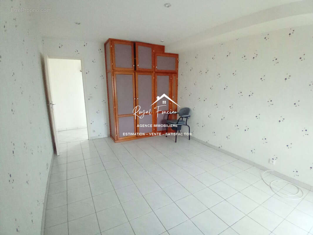 Chambre 1  - Maison à CHARNIZAY