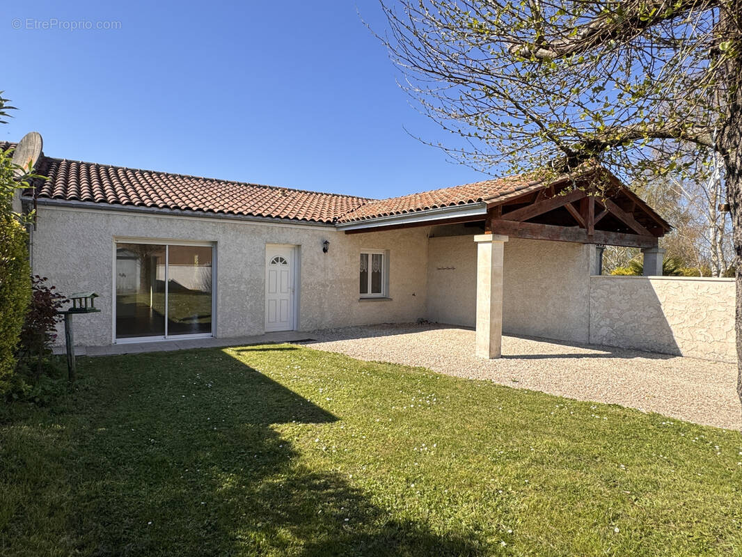 Maison à BARBEZIEUX-SAINT-HILAIRE