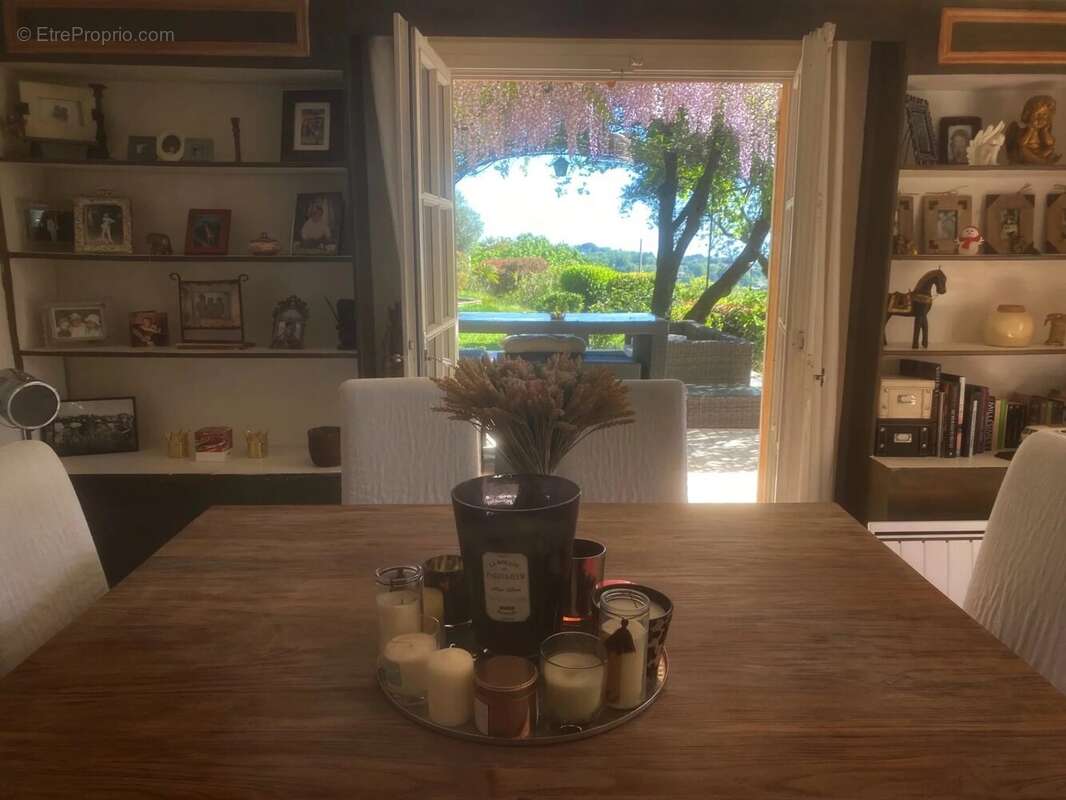 Maison à CHATEAUNEUF-GRASSE