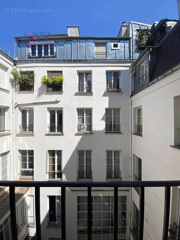 Paris 3e – Haut Marais / Arts-et-Métiers – Grand studio au calme avec ascenseur - photo 9