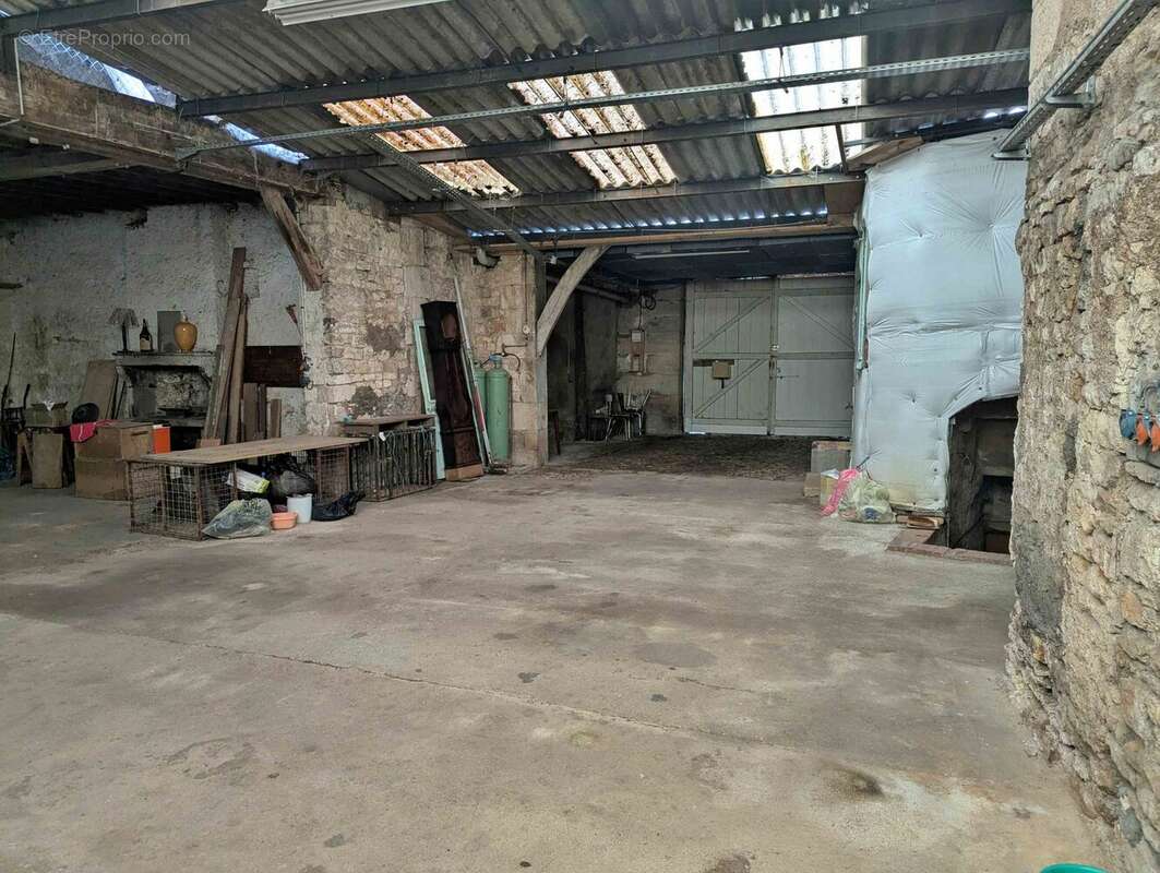 cour et porche à Coulanges sur Yonne - Maison à COULANGES-SUR-YONNE