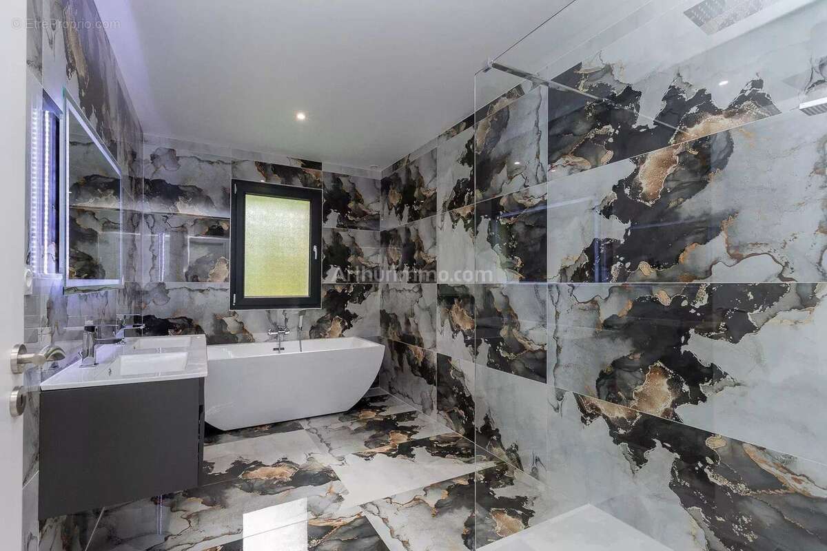 Maison à SAINT-VICTOR-DE-MORESTEL