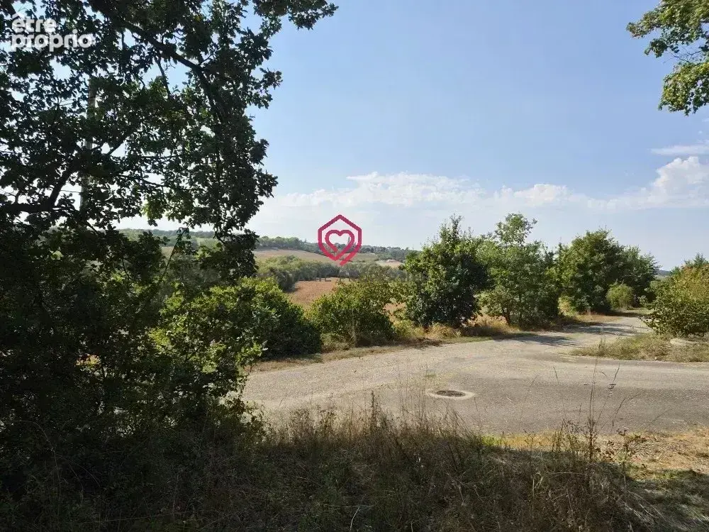Terrain à AVEZAN