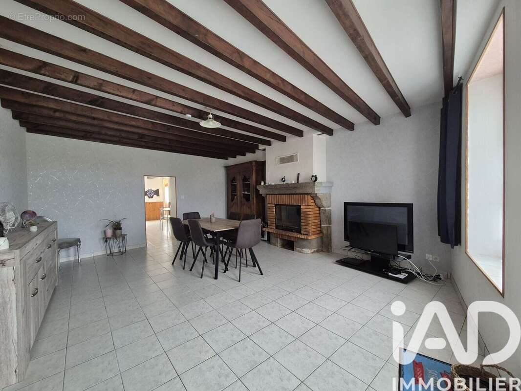 Maison 96 m² à Argenton-Chateau  - photo 2
