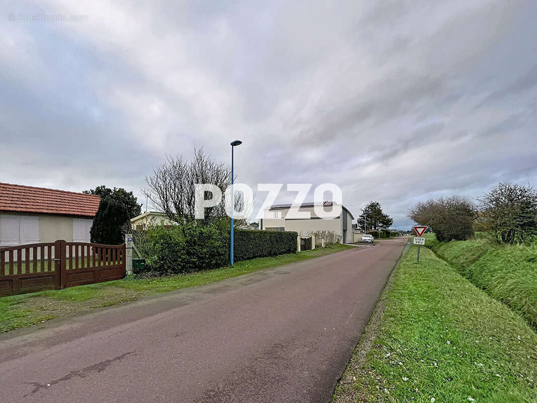 Pirou plage , 900 mètres de la plage, maison  cadastrée à démolir ou à restaurer sur un terrain  de 1130 m² - photo 3