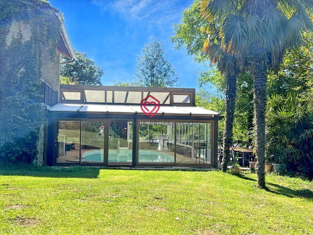 Propriété de caractère avec piscine intérieure - photo 3
