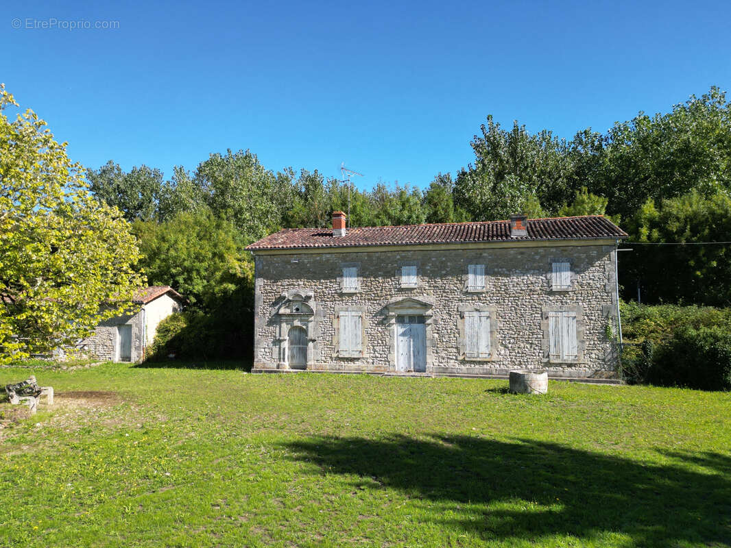 Maison à SAINT-JEAN-D'ANGELY