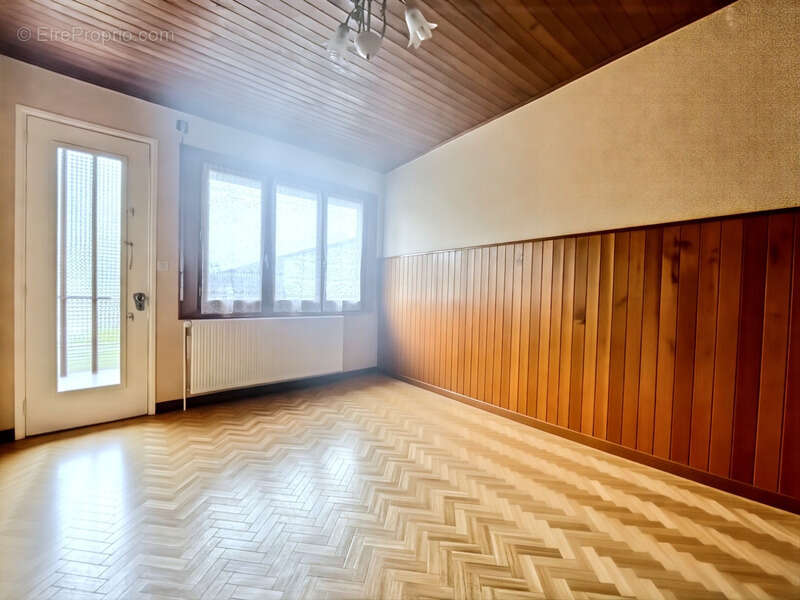 A 5 mn de MARCIGNY – Maison familiale d’environ 163 m² habitables avec terrasse, dépendance, garages et terrain de 1 641 m² - photo 9