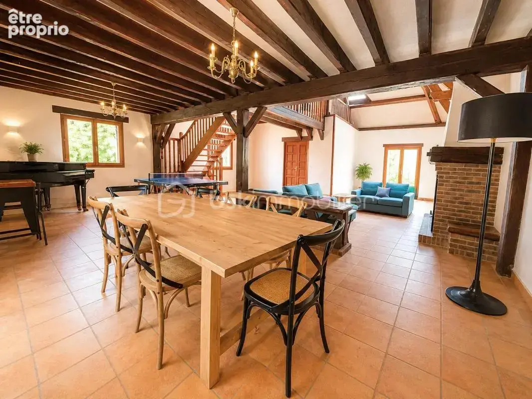 Une demeure de charme aux volumes rares, nichée dans un écrin de verdure de 7 300 m², 9 chambres, deux salles d'eau, une salle d - photo 3