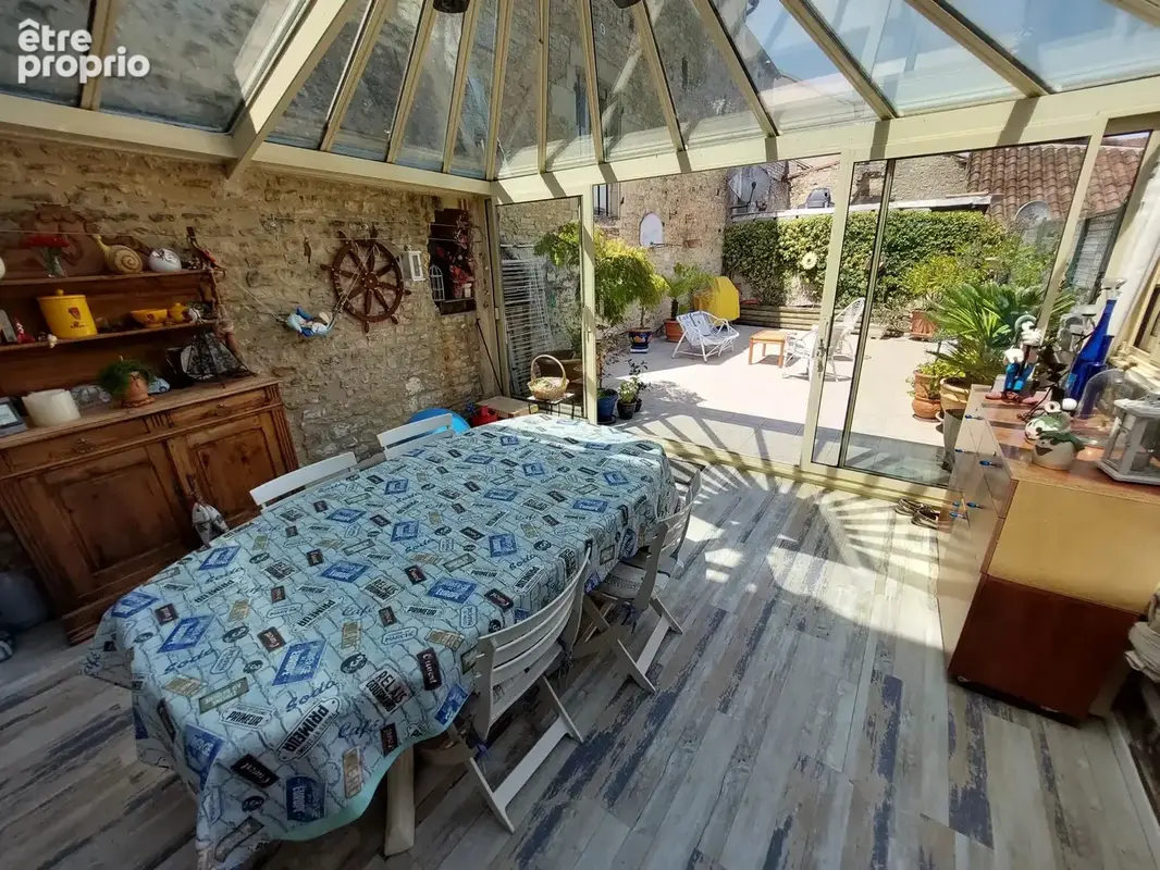 Immeuble centre-ville de Ruffec composé d'un local commercial (actuellement loué) et une maison 4-chambres avec terrasse - photo 10