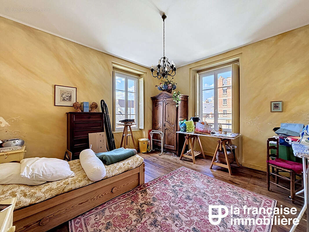 Élégant T5 de caractère à rénover, 148 m² - 4 chambres - photo 9