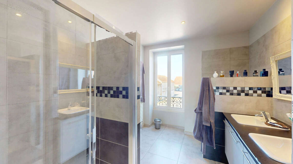 A VENDRE - Maison de maître de près de 300 m²  à 5mns de LIEUSAINT - photo 11