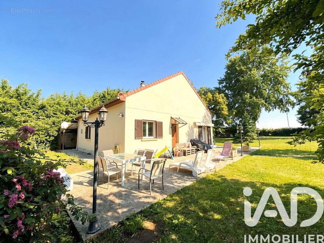 Photo 2 - Maison à LE MESNIL-SAINT-DENIS