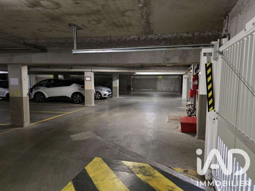 Photo 4 - Parking à TOURS
