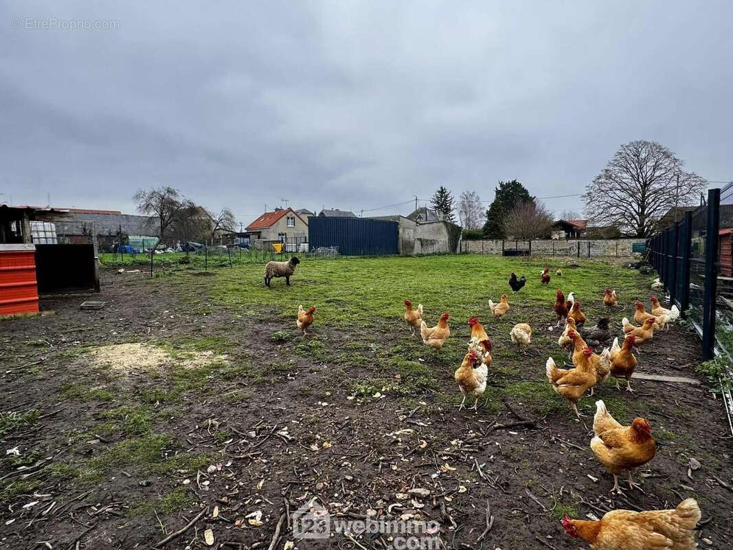 La profondeur du terrain permet d?imaginer facilement l?implantation d?une maison et de ses extérieurs, un terrain à fort potentiel, à découvrir rapidement !! - Terrain à VERSIGNY