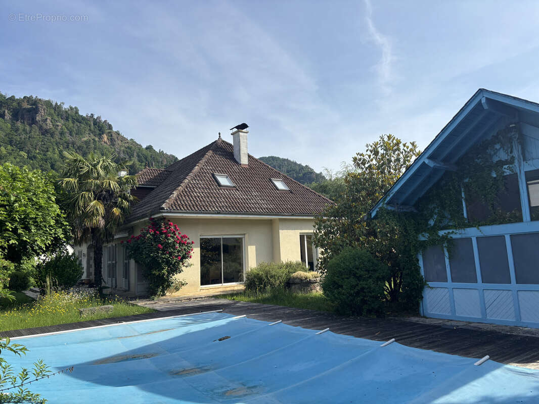 Maison à VIC-SUR-CERE
