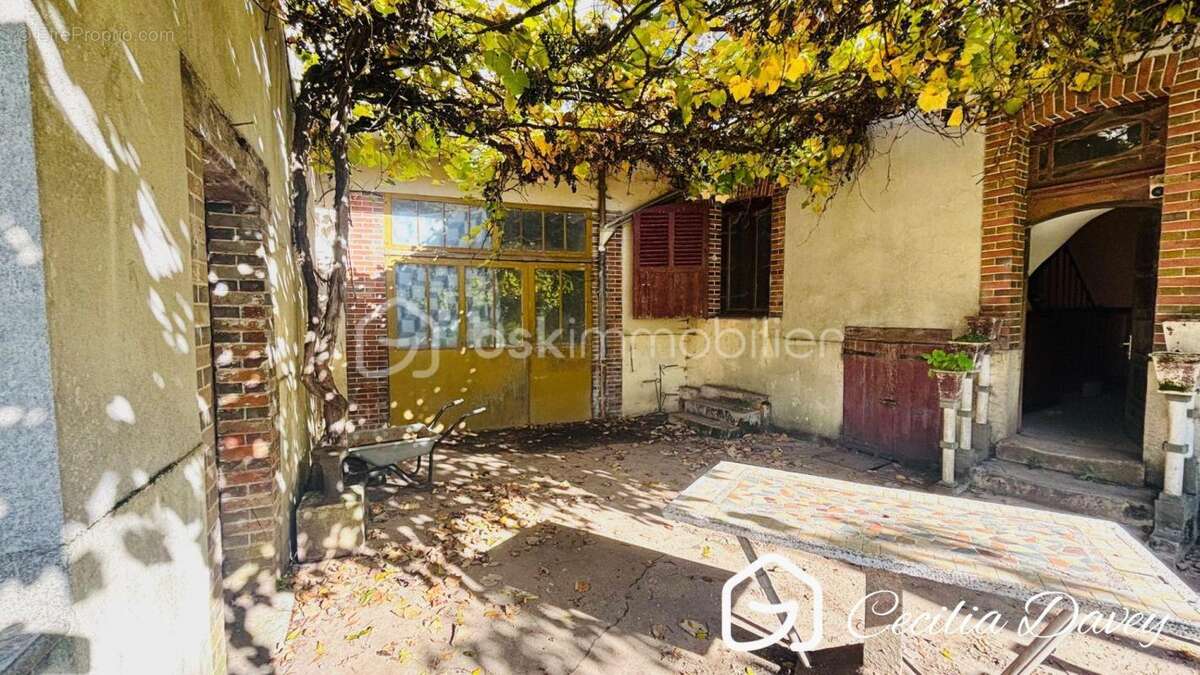 Maison à VILLENEUVE-SUR-YONNE