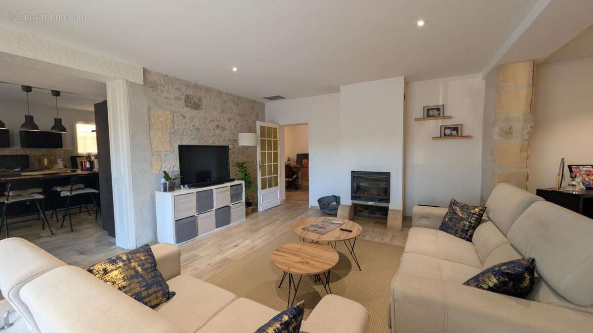 Maison  en pierre de 165 m2  de plain pied rénovée - photo 6