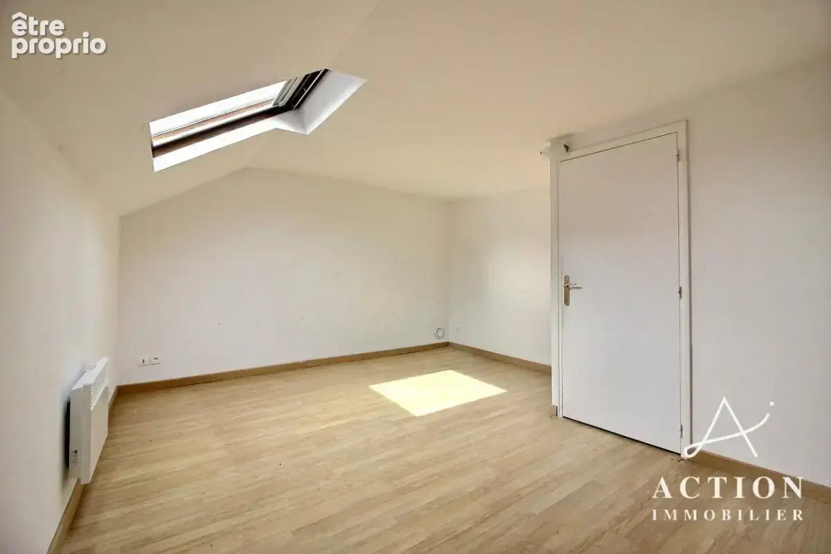 Maison individuelle  de 120m² cachée de la rue – Emplacement idéal - garage 3 véhicules - Lille Centre - photo 4