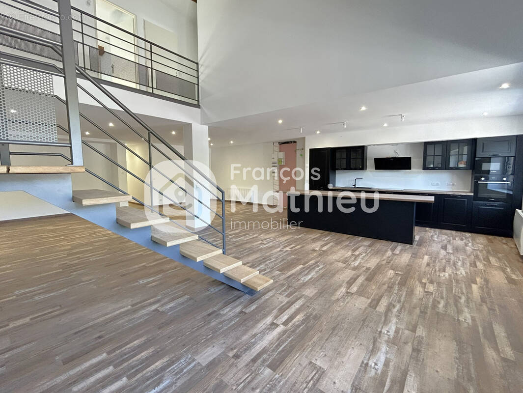 Châtillon-sur-Chalaronne - Appartement de standing T6 d'environ 196m2 (245m2 au sol) en plein centre. - photo 2