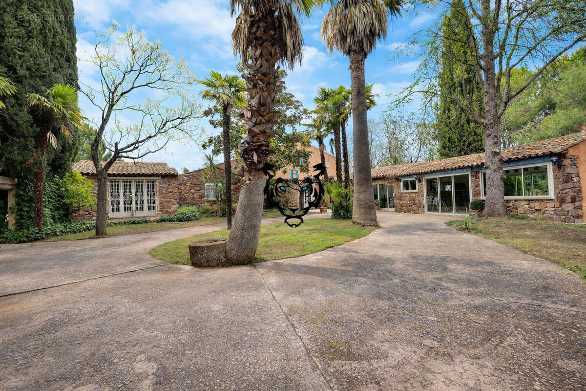 Maison à ROQUEBRUNE-SUR-ARGENS