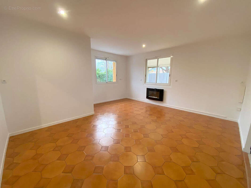 Maison de plain-pied rénovée avec piscine et garage à vendre à Gujan-Mestras, quartier Meyran - photo 5