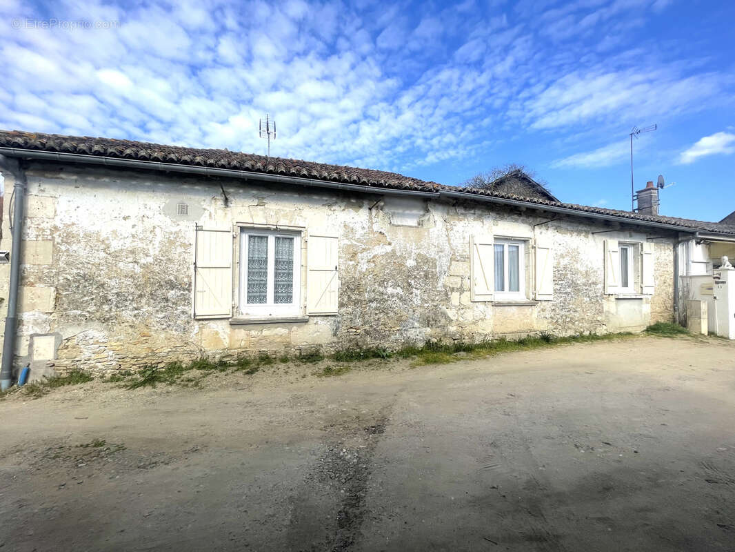 Maison à LENCLOITRE