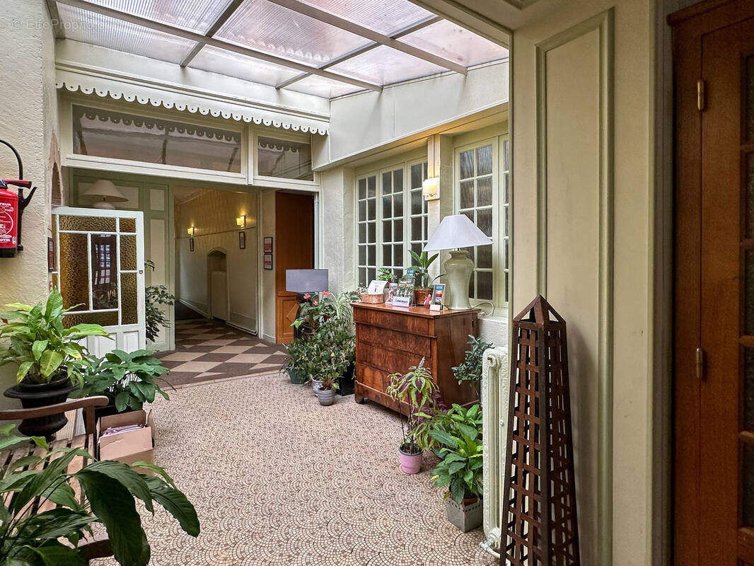 Commerce à PARAY-LE-MONIAL