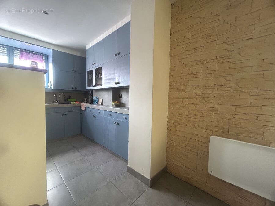 Située en centre ville, proche des commodités et de la gare, maison de 98,75m2 bâtie sur 218m2 . - photo 3