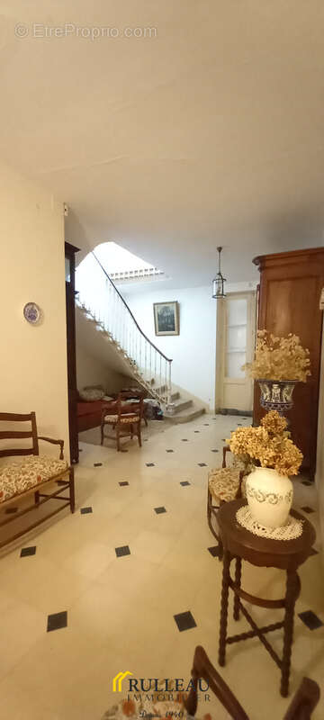 Exclusivité   Belle maison girondine en pierre de plus de 300 m2 à rénover avec parc de 1,30 hectare à Pugnac - photo 3