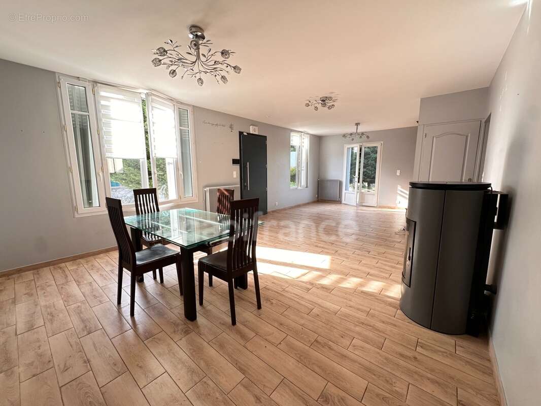 Maison à vendre 5 pièces  4 Chambres FEUCHEROLLES (78) - photo 6