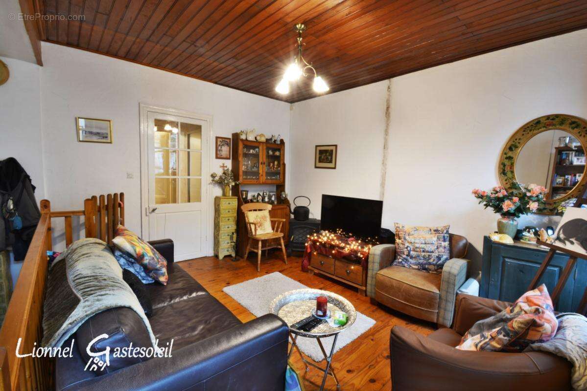 Immeuble rénové avec local commercial sur la commune de Sainte Foy la Grande (33) - photo 5