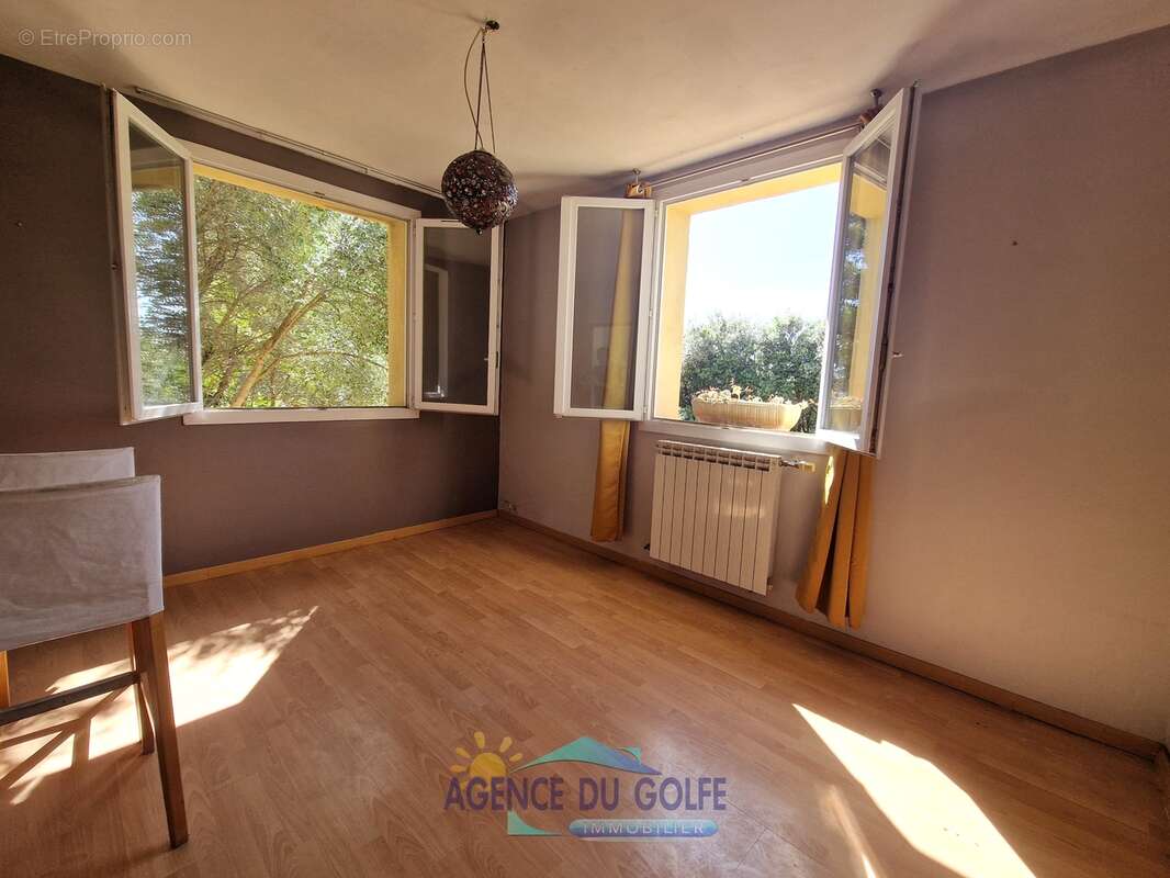 Maison à CEYRESTE