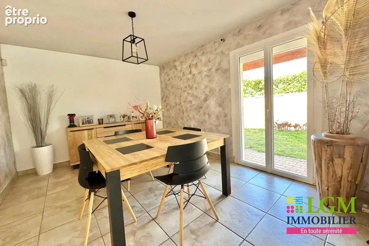 GARONS - Spacieuse maison avec piscine - photo 5