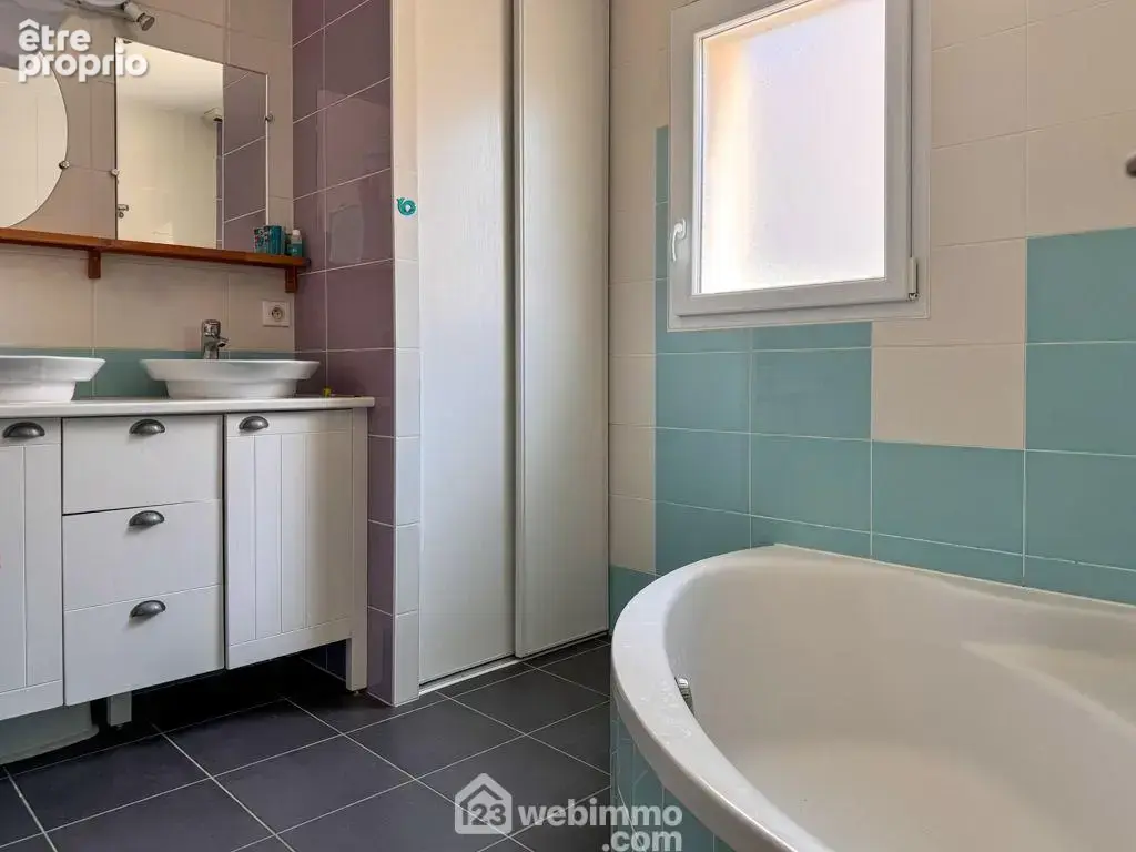u rez-de-chaussée, découvrez une salle de bains contemporaine, alliant confort et fonctionnalité.