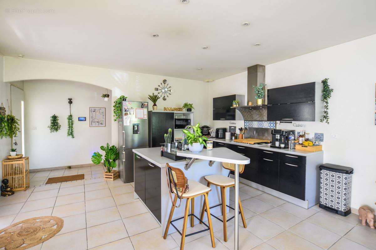 Maison à Vendre à Rochefort du Gard, 5 chambres, piscine - photo 8